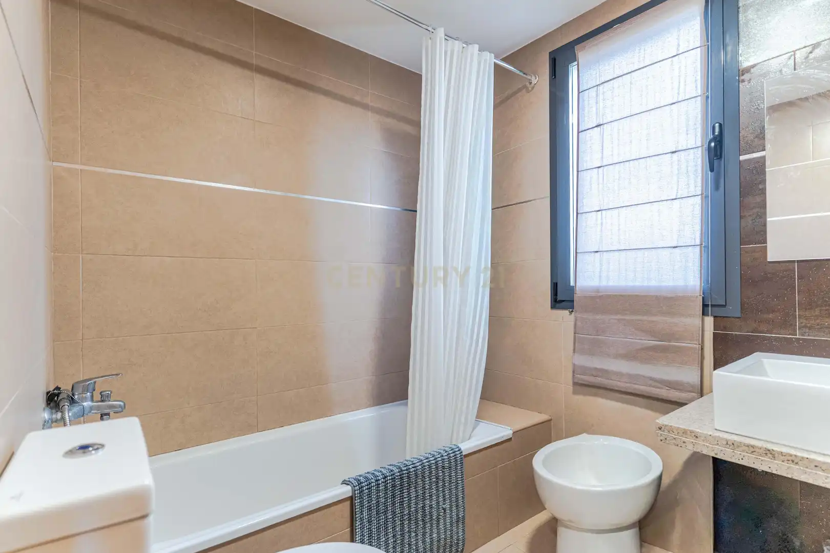 Baño de Piso en venta en Granada con Jardín privado, Trastero y Piscina comunitaria