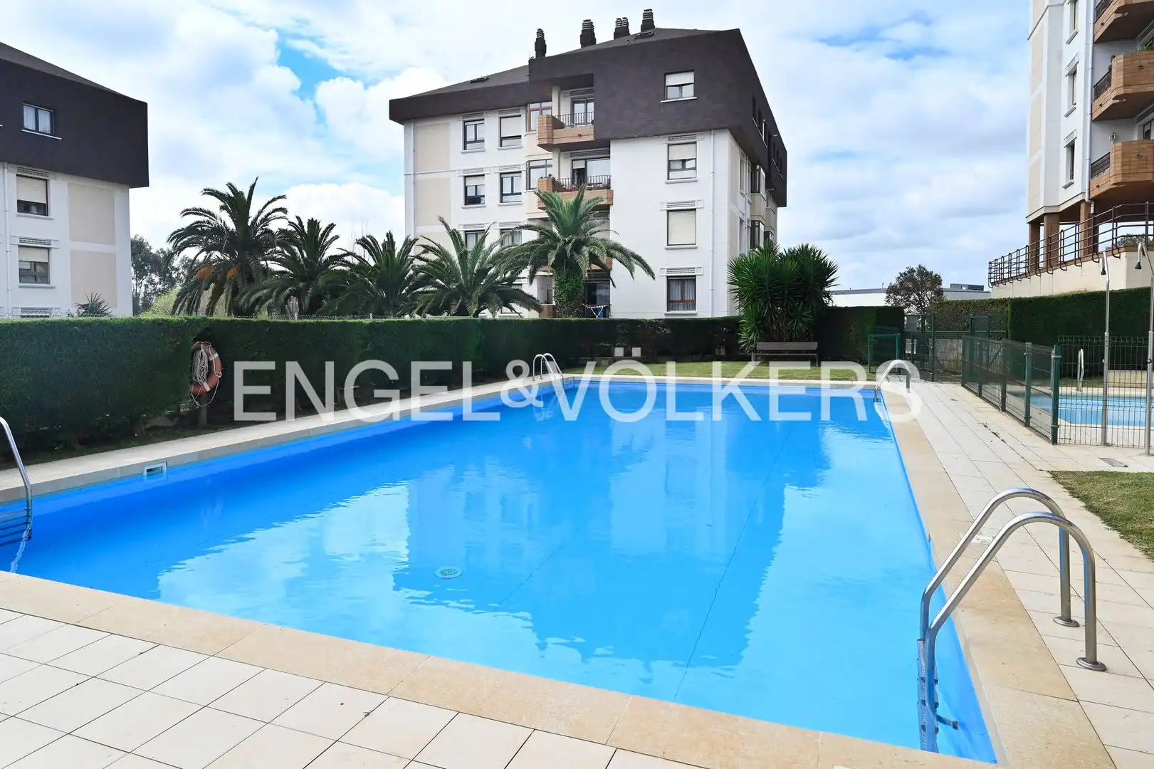 Schwimmbecken von Wohnung zum Verkauf in Santander mit Heizung, Privatgarten und Abstellraum