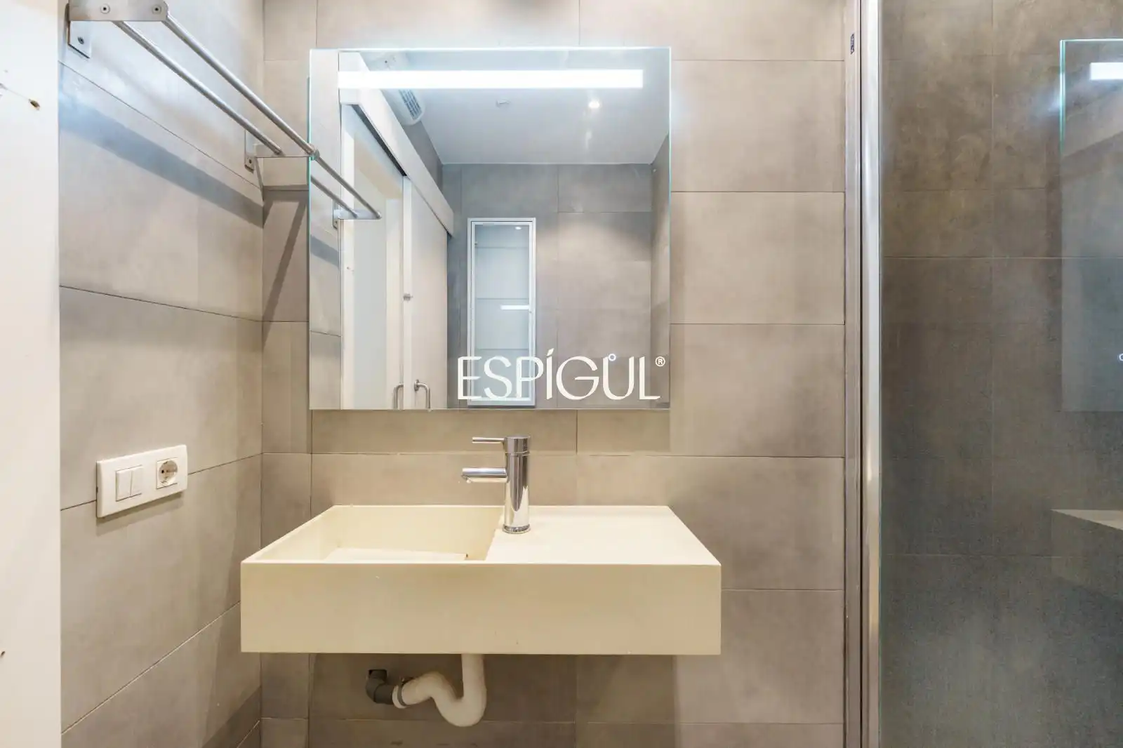 Badezimmer von Wohnung zum Verkauf in Barcelona mit Heizung, Parkett und Terrasse