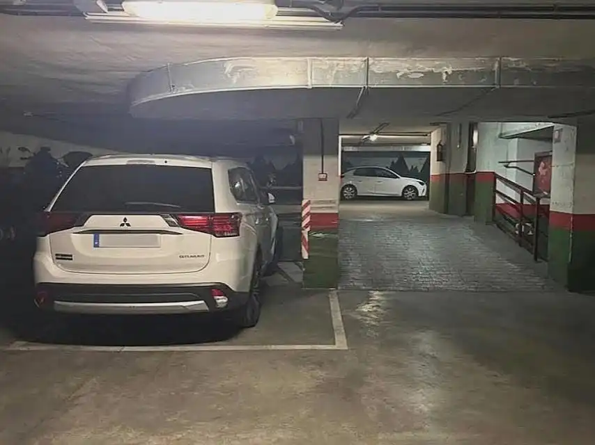 Parkplatz zum Verkauf in Calle de la Infanta Mercedes, imagen 2