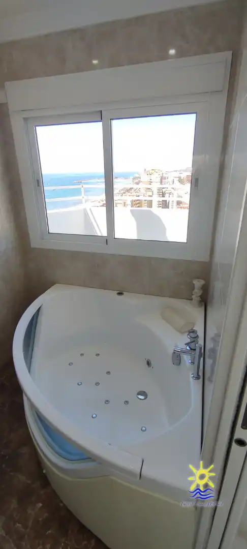 Bany de Àtic en venda en Fuengirola amb Aire condicionat, Jardí privat i Terrassa