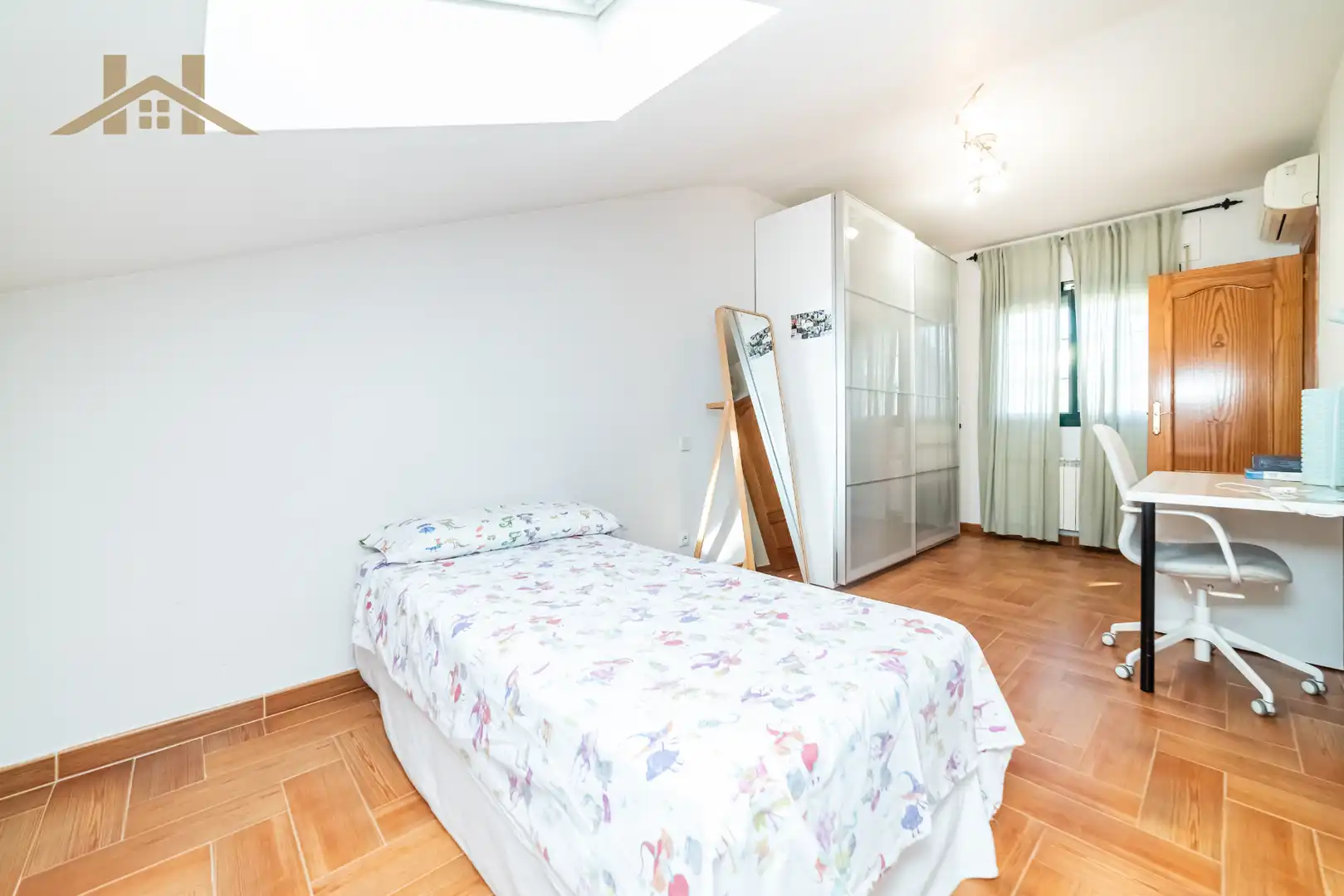 Dormitori de Casa adosada en venda en San Martín de Valdeiglesias amb Aire condicionat, Calefacció i Jardí privat