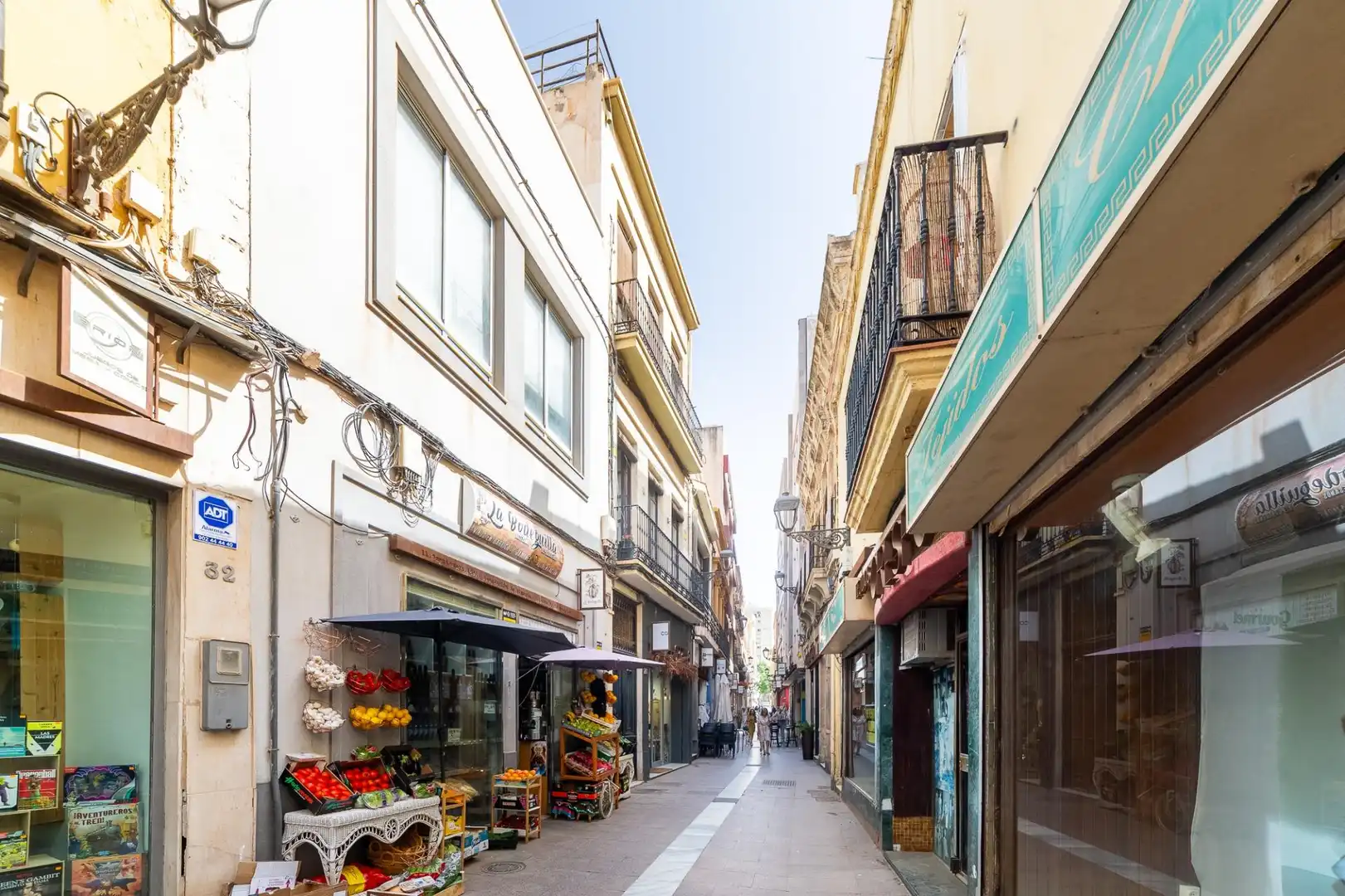 Außenansicht von Maisonette zum Verkauf in Almería mit Klimaanlage, Terrasse und Abstellraum