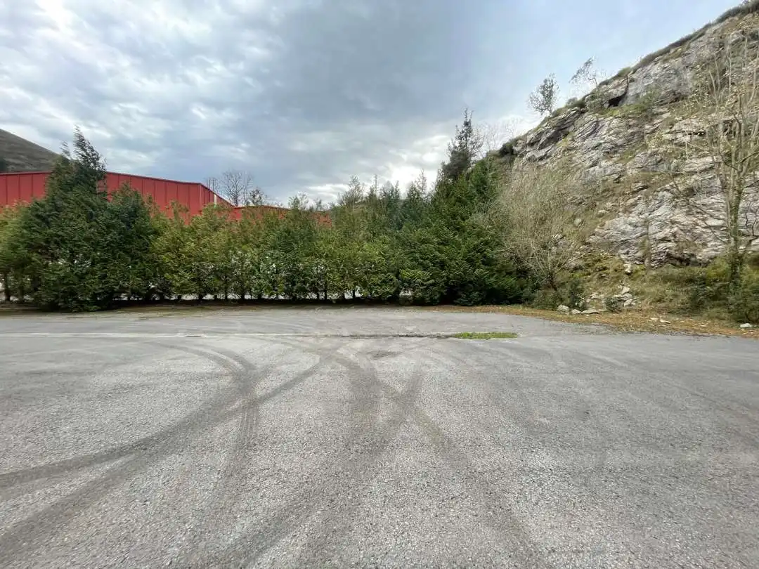 Parkplatz von Fabrikhallen zum Verkauf in Deba