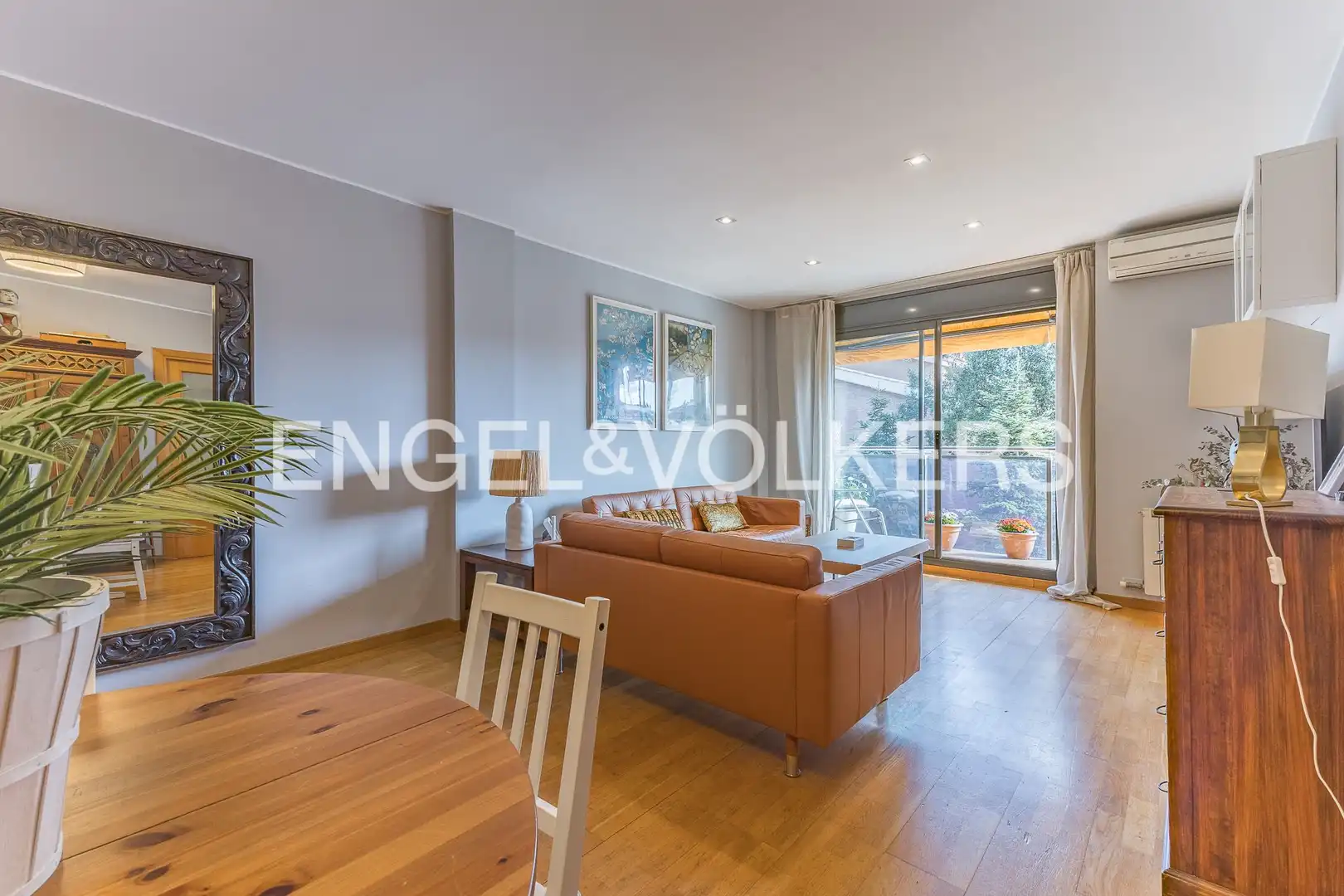 Außenansicht von Wohnung zum Verkauf in Sant Cugat del Vallès mit Klimaanlage, Heizung und Parkett