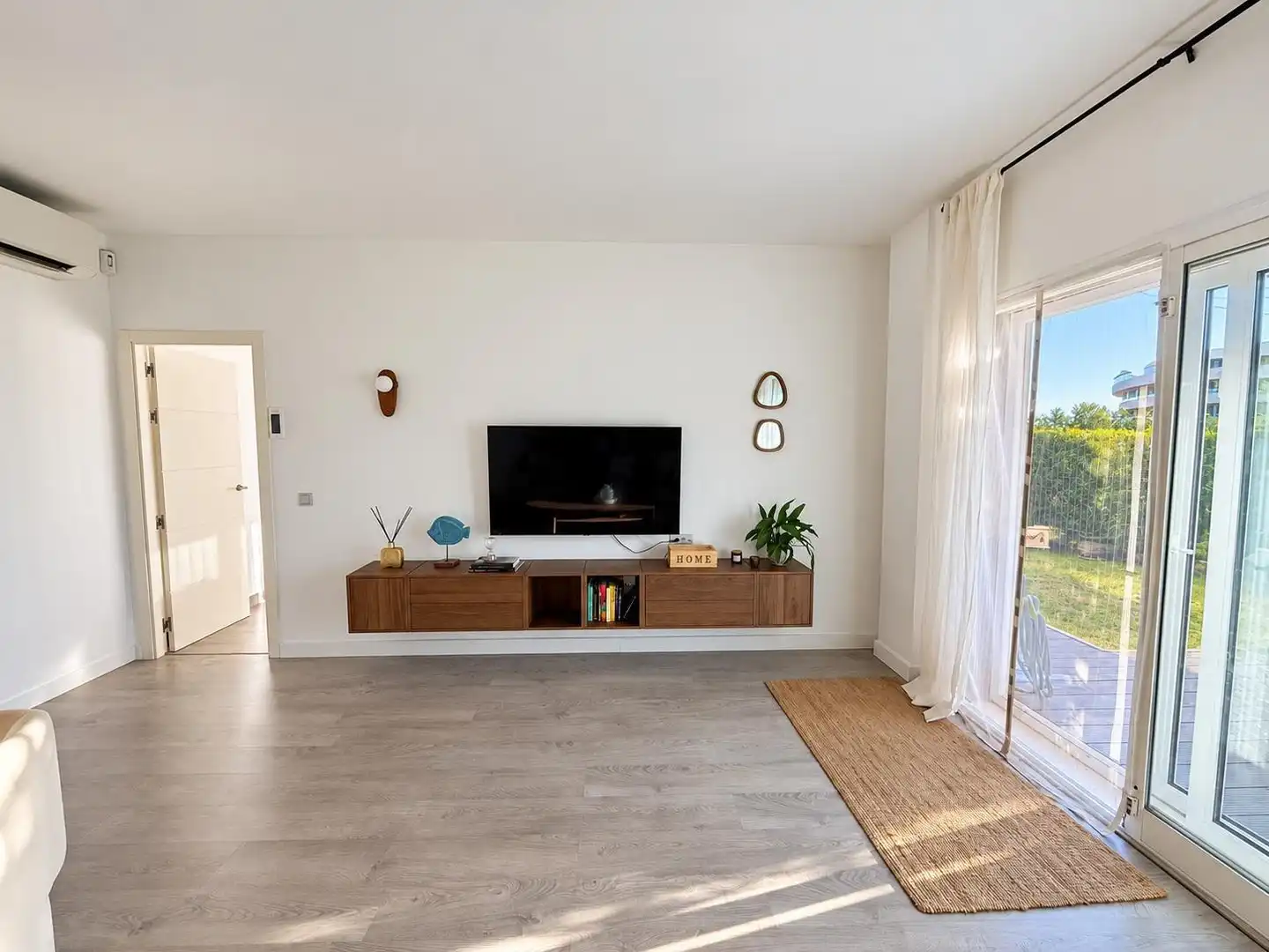 Sala de estar de Piso en venta en Fuengirola con Aire acondicionado, Jardín privado y Terraza