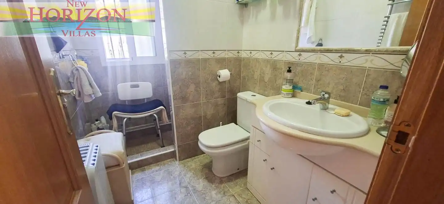 Bany de Casa o xalet en venda en Arboleas amb Jardí privat, Terrassa i Piscina