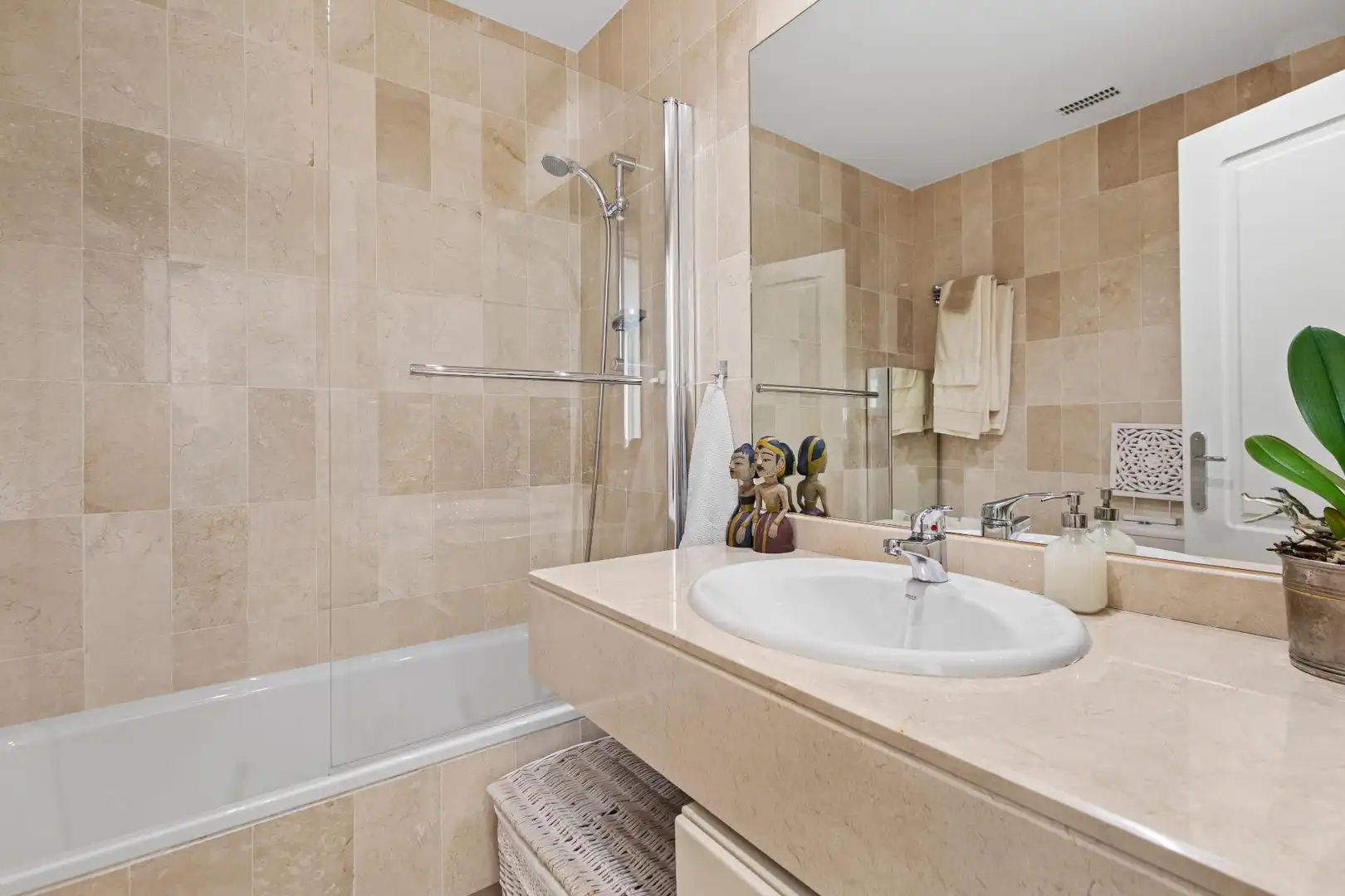 Baño de Apartamento en venta en Marbella con Aire acondicionado, Jardín privado y Terraza