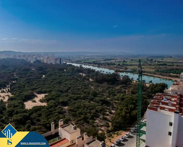 Vista exterior de Dúplex en venta en Guardamar del Segura con Terraza, Amueblado y Piscina comunitaria