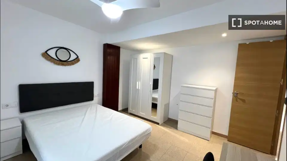 Habitación de Piso de alquiler en Valencia con Aire acondicionado, Calefacción y Amueblado