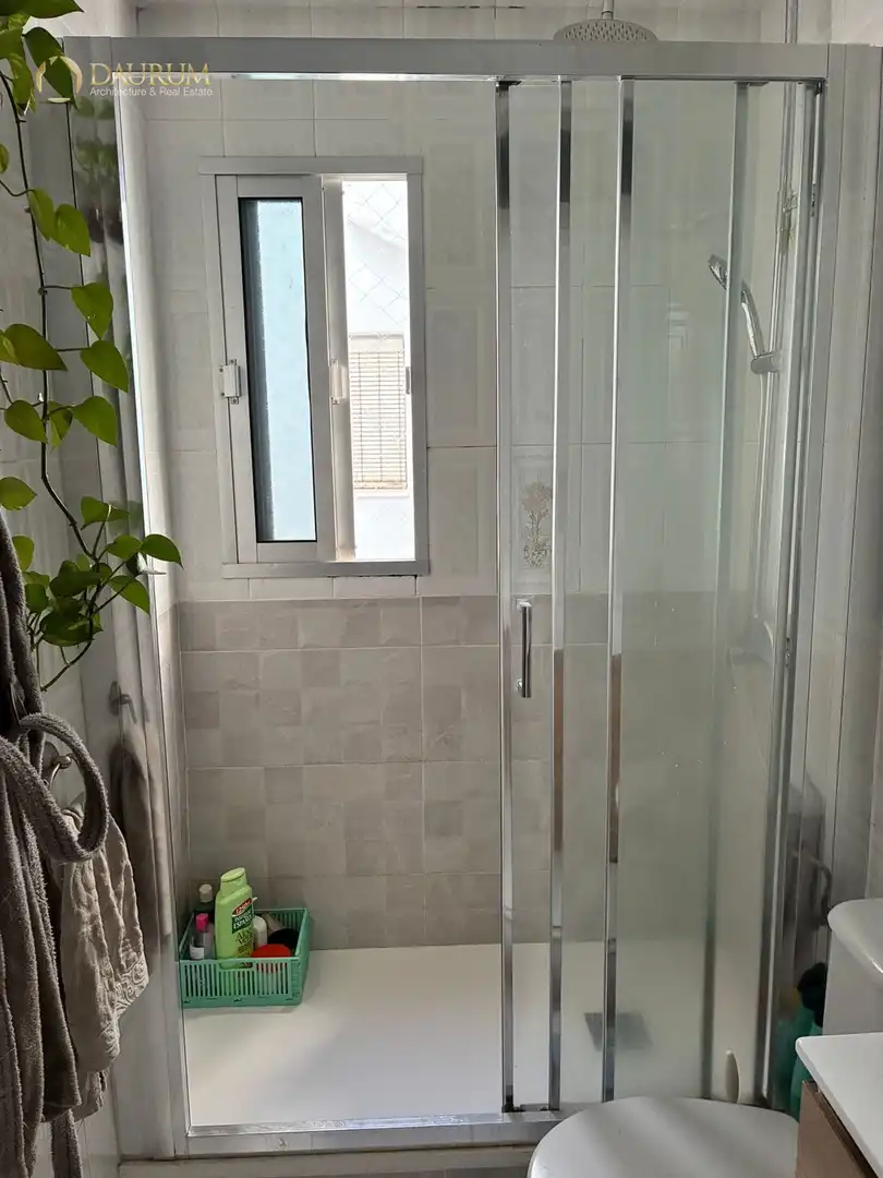Bathroom of Flat for sale in Sevilla  with Air Conditioner and Furnished