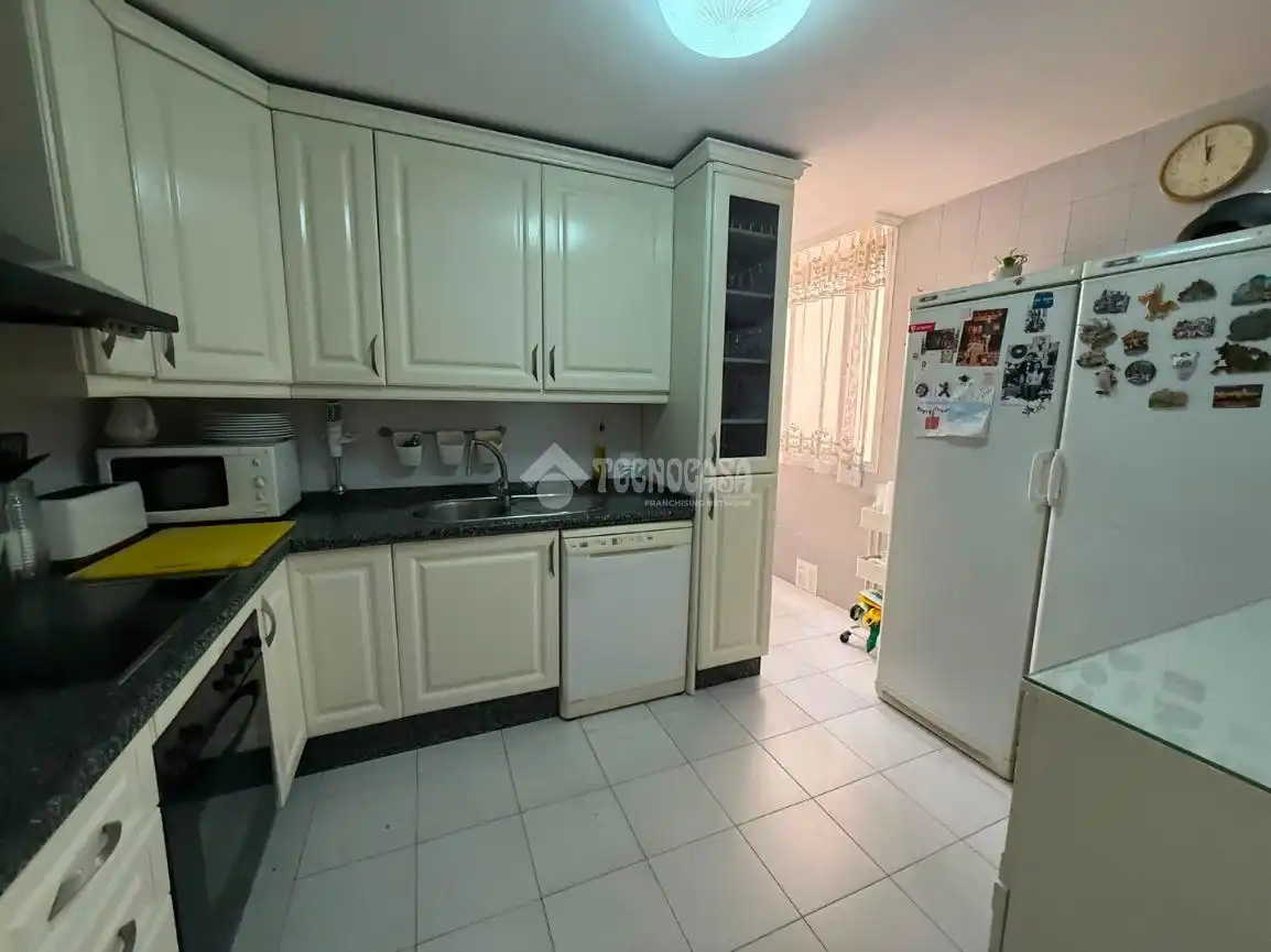 Cocina de Piso en venta en Sevilla con Trastero y Balcón
