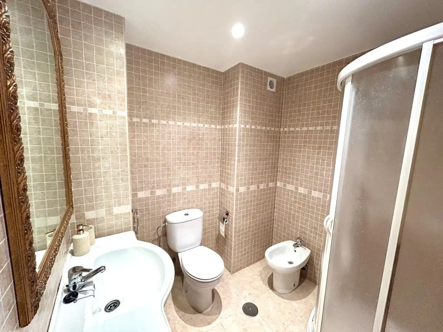 Badezimmer von Wohnungen zur Miete in Fuengirola mit Klimaanlage, Heizung und Privatgarten