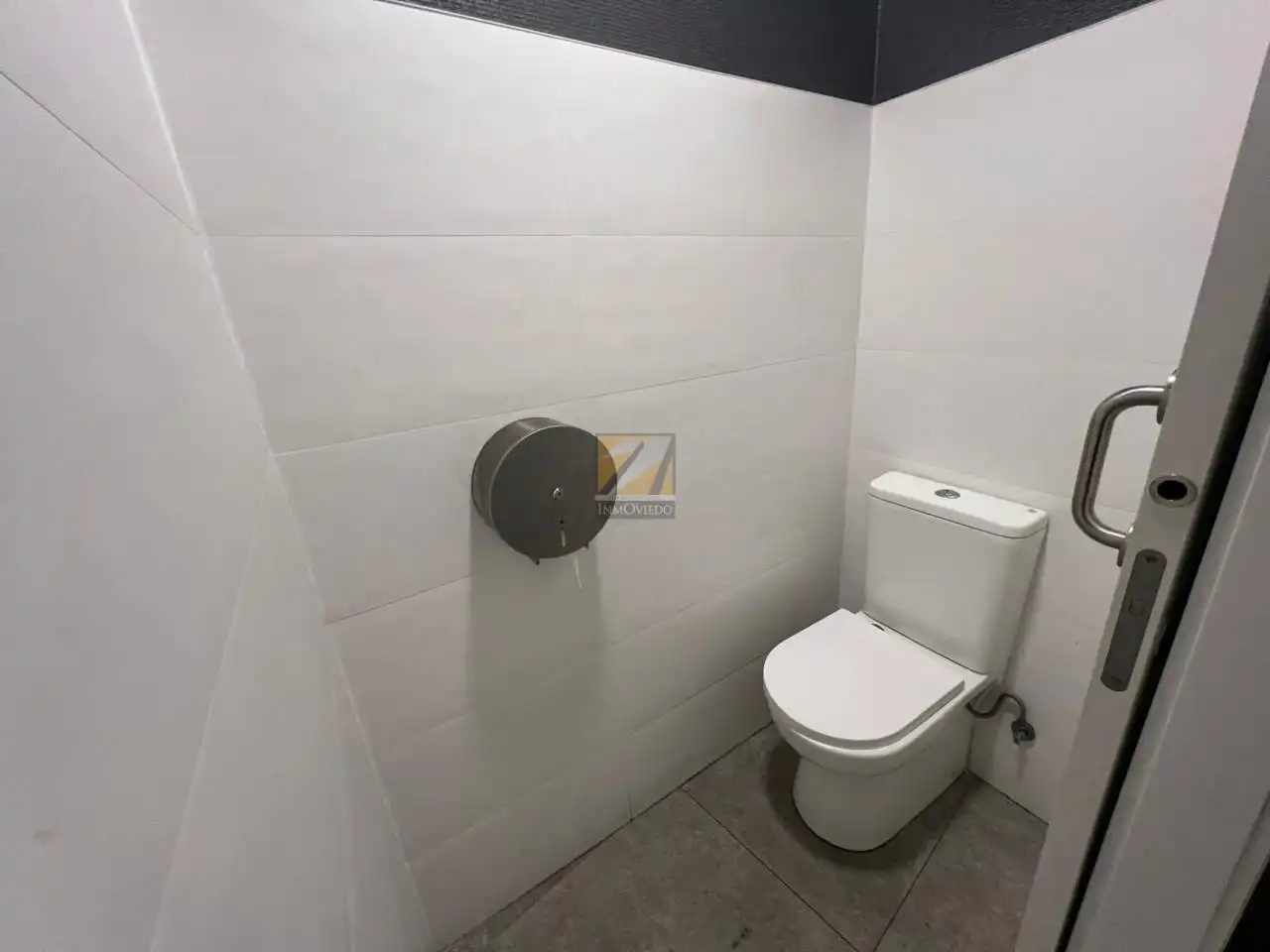 Baño de Local en venta en Oviedo  con Aire acondicionado y Alarma
