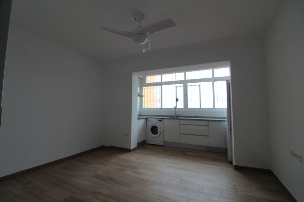 Dormitori de Apartament de lloguer en Torremolinos amb Moblat, Rentadora i Microones