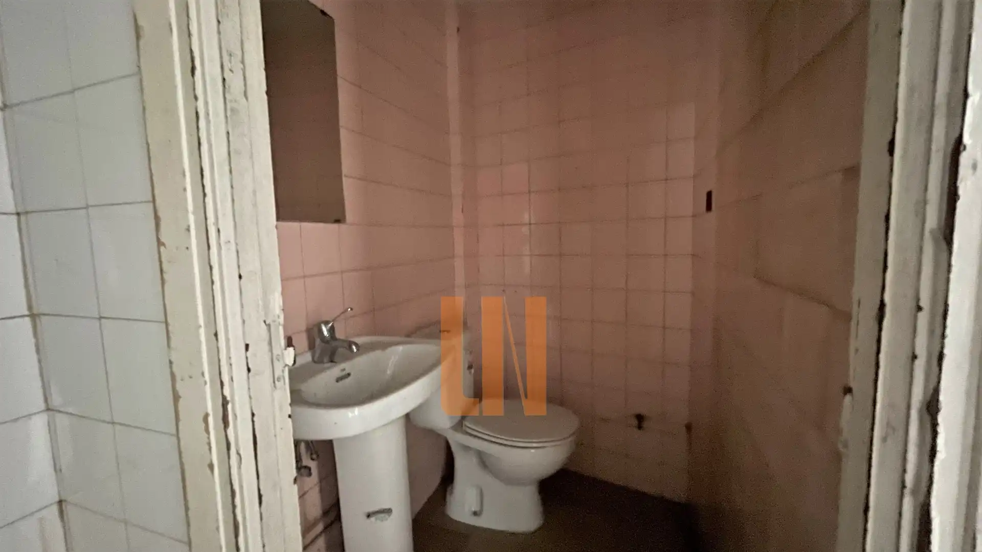 Baño de Local en venta en Oleiros