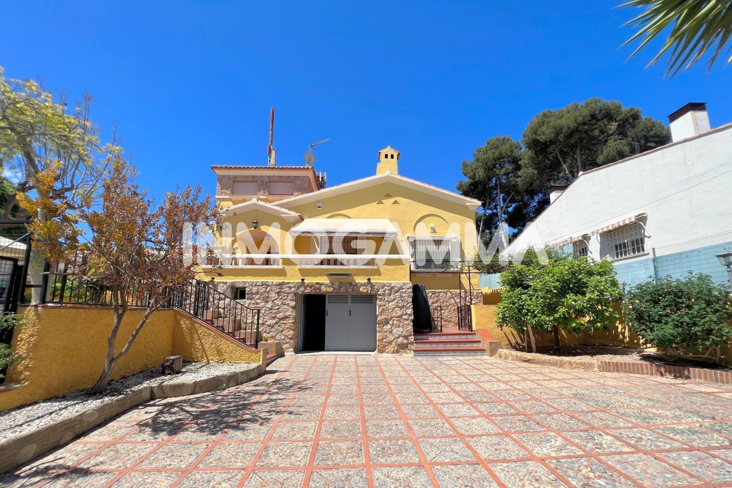 Vista exterior de Casa o xalet en venda en Torrent amb Aire condicionat, Calefacció i Jardí privat
