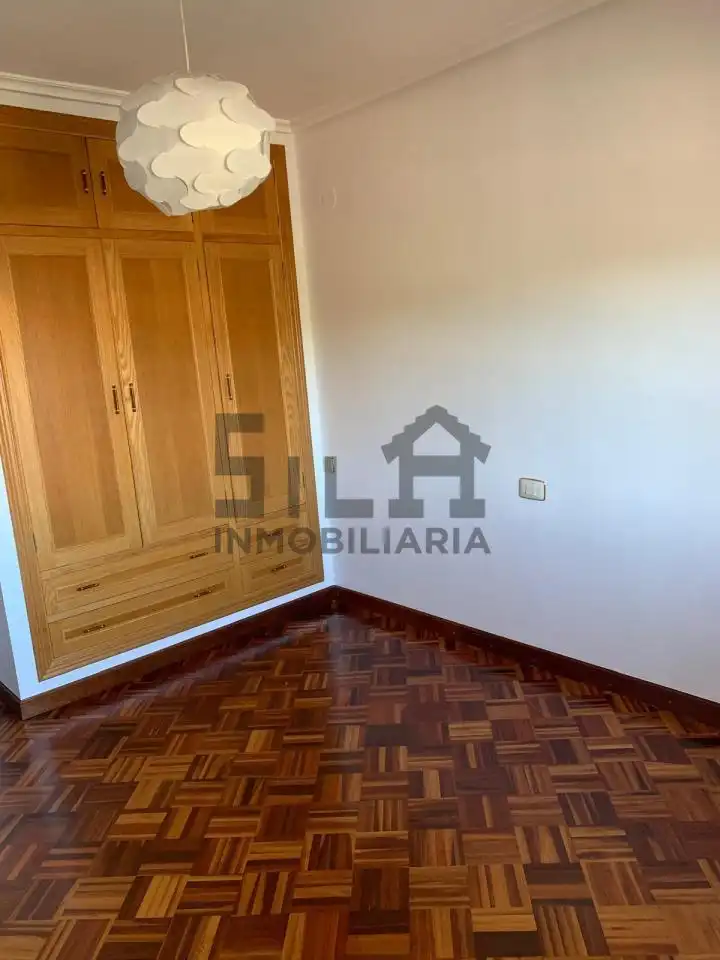 Dormitori de Dúplex de lloguer en Ourense Capital  amb Calefacció, Parquet i Balcó