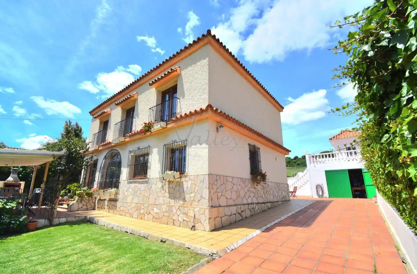Vista exterior de Casa o xalet en venda en Los Barrios amb Jardí privat, Terrassa i Traster