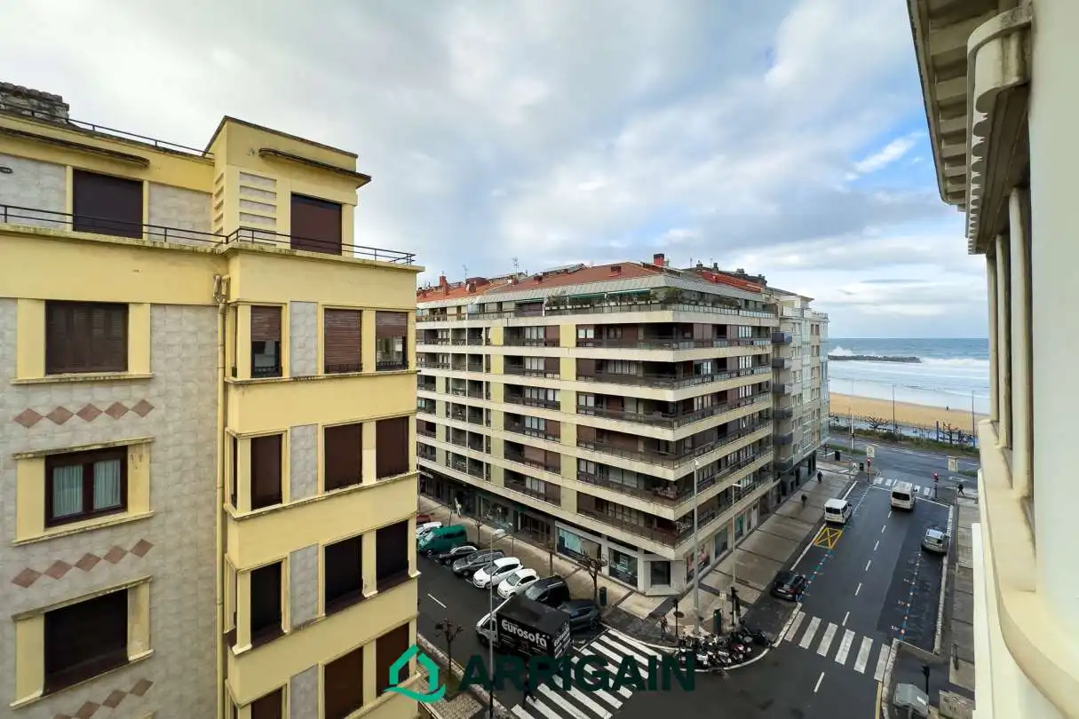 Vista exterior de Pis en venda en Donostia - San Sebastián  amb Calefacció, Terrassa i Balcó
