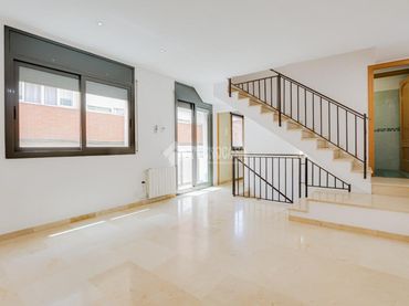 Maison jumelée avec balcon à vendre à Sant Andreu
