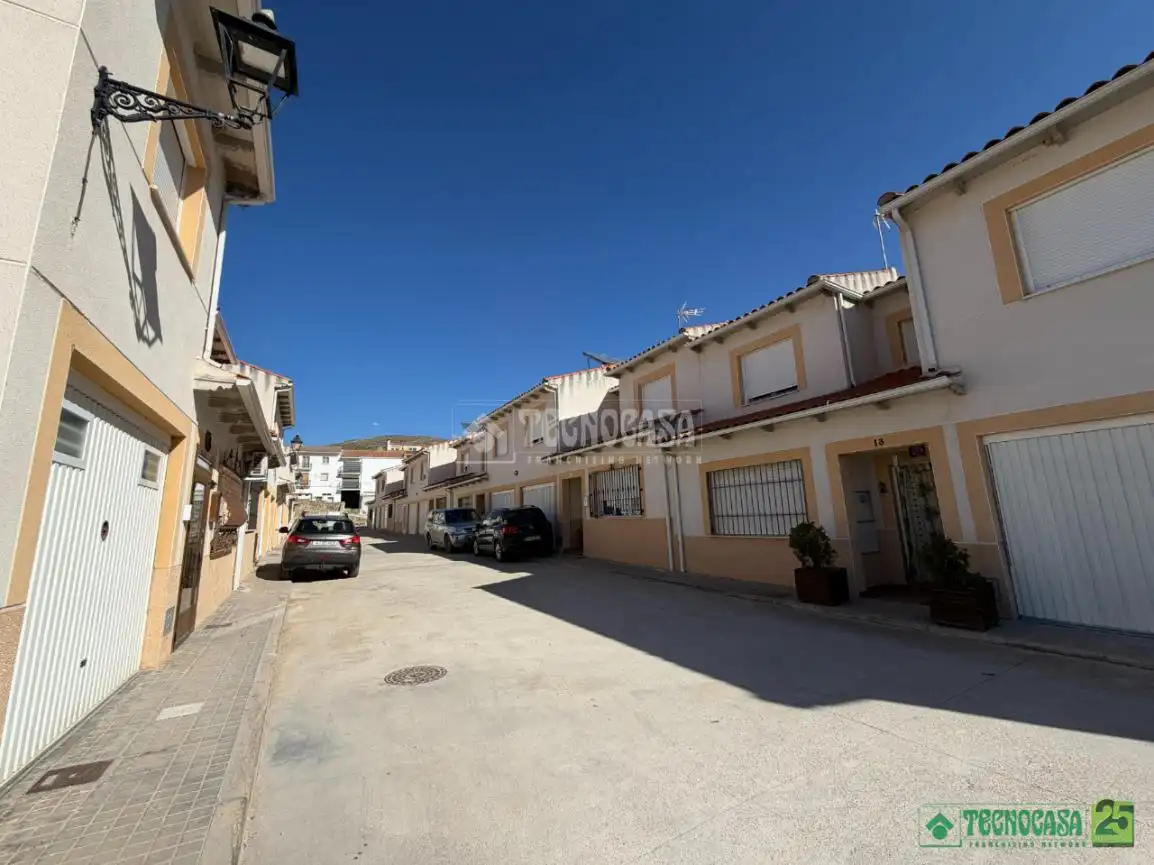 Vista exterior de Casa adosada en venda en Barajas de Melo amb Calefacció, Moblat i Piscina comunitària