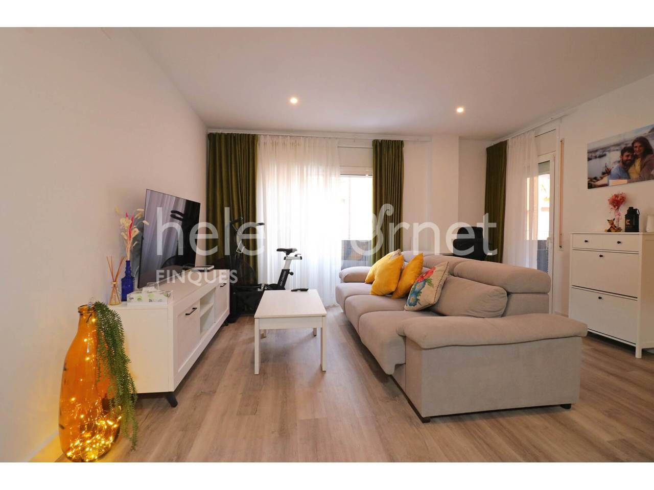 Sala d'estar de Pis en venda en Sant Feliu de Guíxols amb Calefacció, Balcó i Alarma