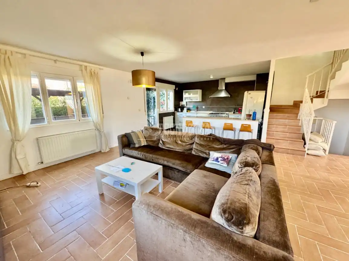 Sala de estar de Casa adosada en venta en Yunquera de Henares con Aire acondicionado y Calefacción