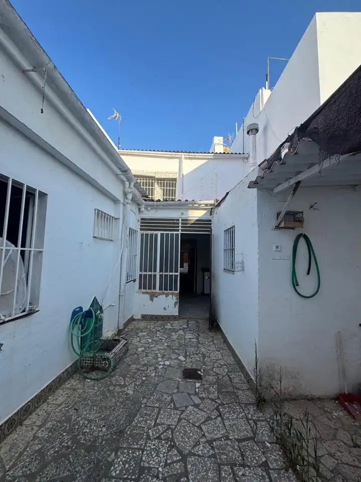 Vista exterior de Casa o chalet en venta en Brenes con Terraza y Trastero