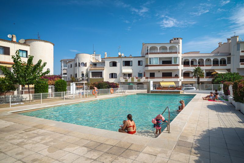 Swimming pool of Planta baja for sale in Empuriabrava  with Air Conditioner, Heating and Terrace