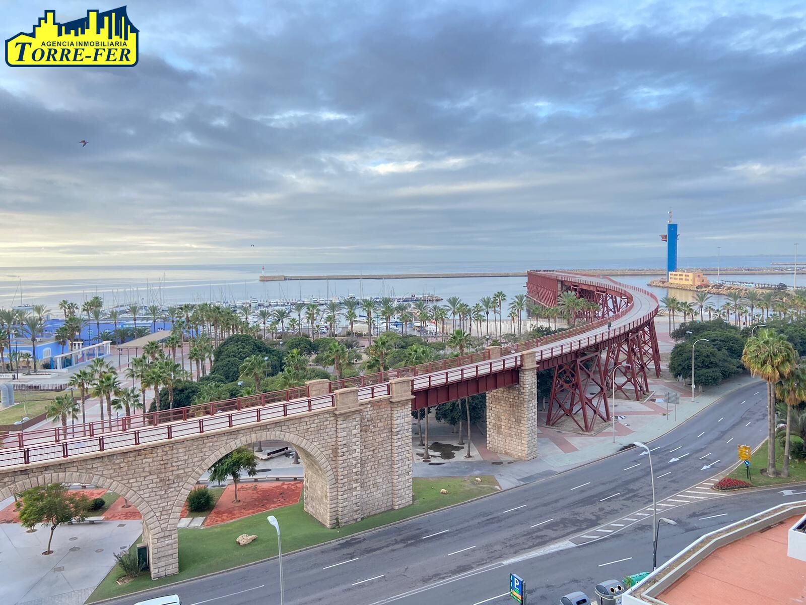 Vista exterior de Piso de alquiler en  Almería Capital con Aire acondicionado, Terraza y Balcón