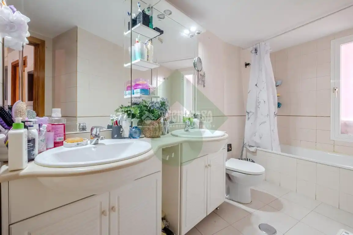 Bathroom of Flat for sale in Madrid  with Air Conditioner and Balcony