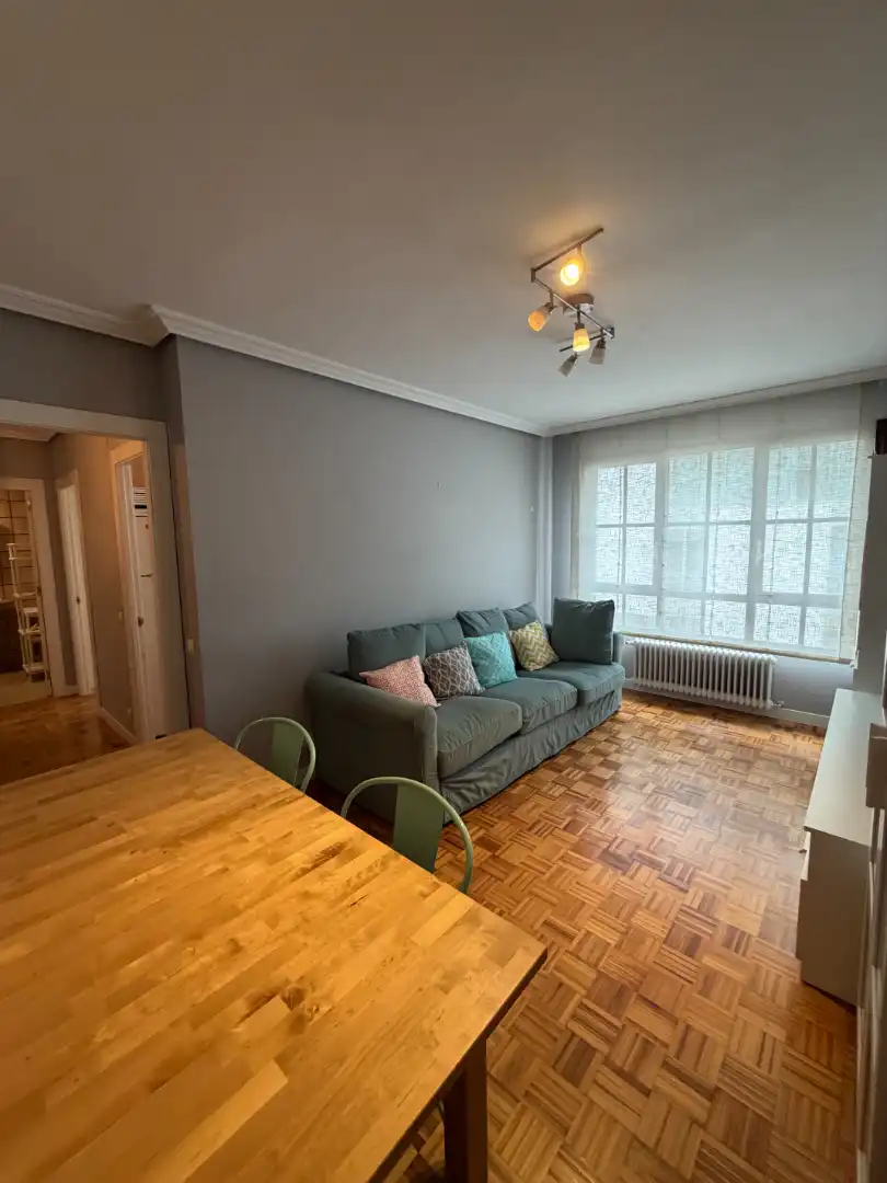 Wohnzimmer von Wohnung zur Miete in Oviedo  mit Heizung, Parkett und Abstellraum
