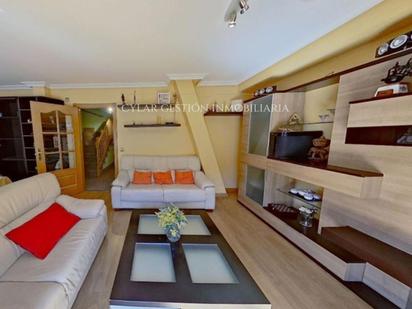 Sala d'estar de Casa adosada en venda en Salamanca Capital amb Calefacció, Terrassa i Traster