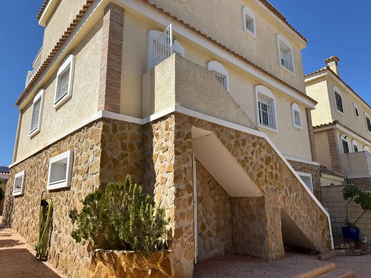 Vista exterior de Casa o xalet en venda en Monforte del Cid amb Aire condicionat, Calefacció i Jardí privat