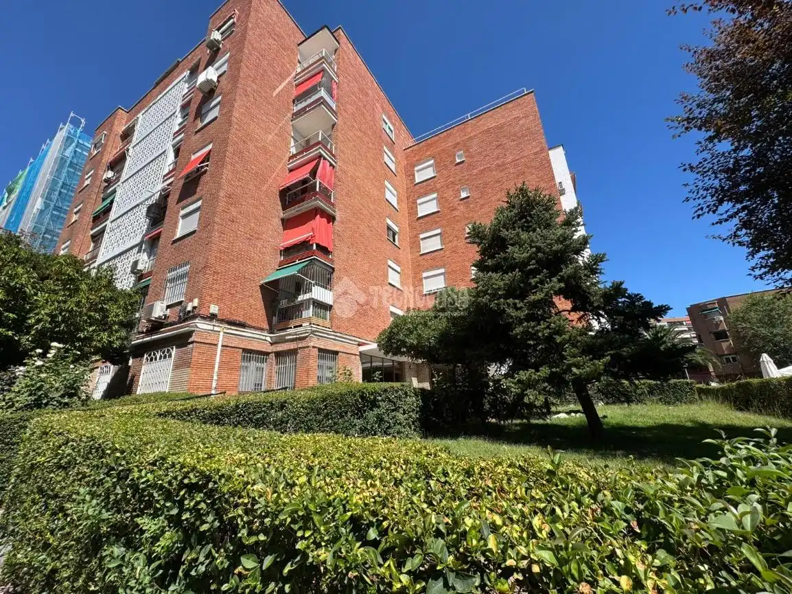 Vista exterior de Piso en venta en Madrid con Terraza y Balcón