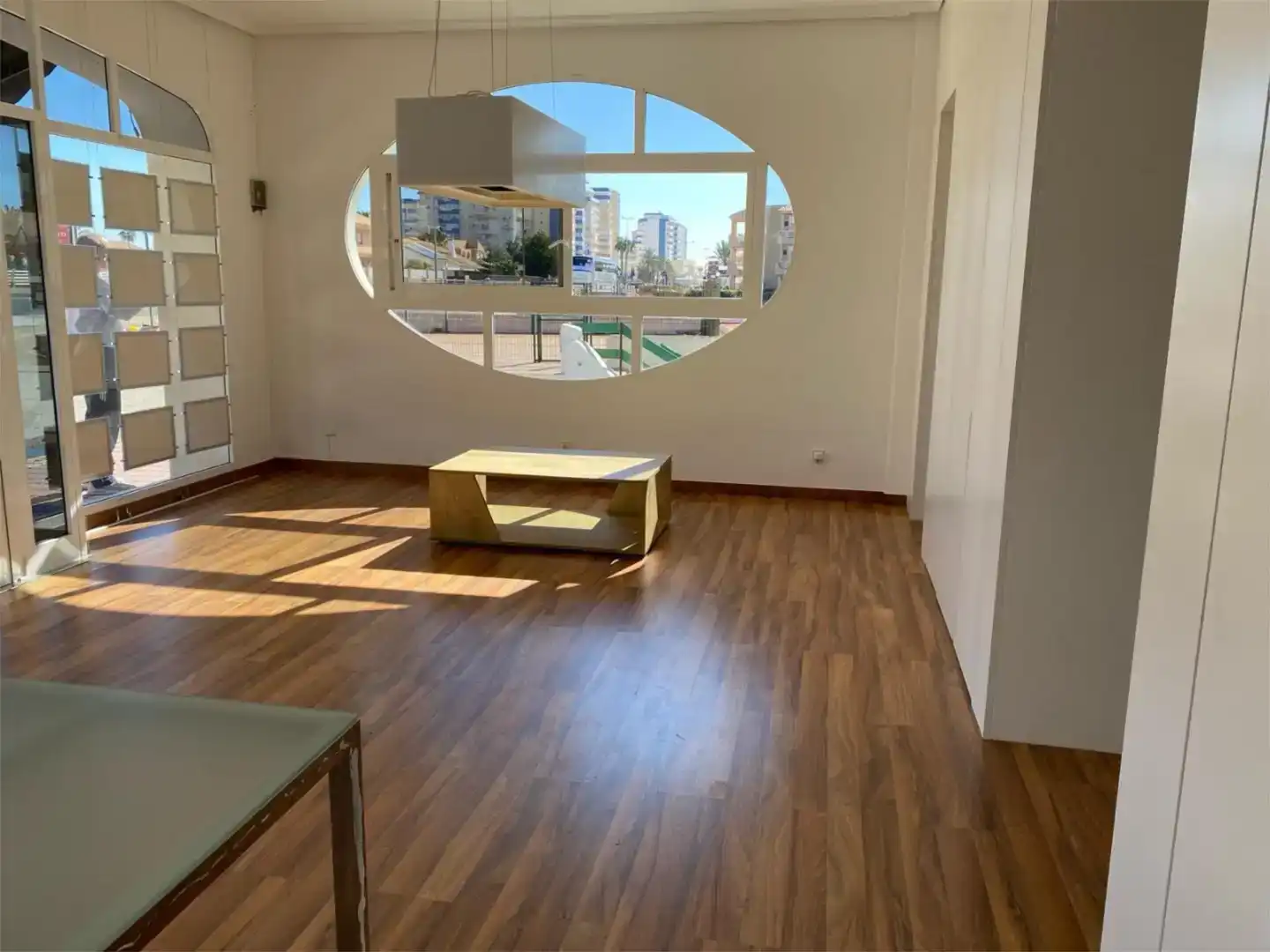 Wohnzimmer von Geschaftsraum zur Miete in La Manga del Mar Menor mit Klimaanlage und Parkett
