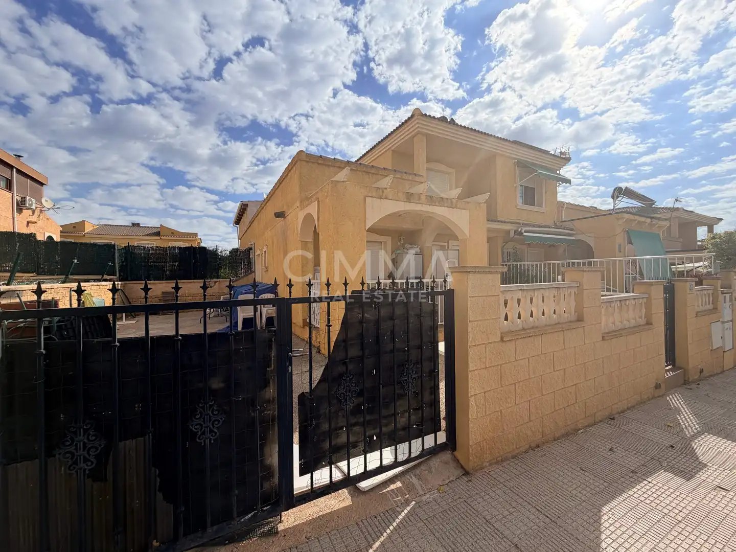 Vista exterior de Casa adosada en venda en La Nucia