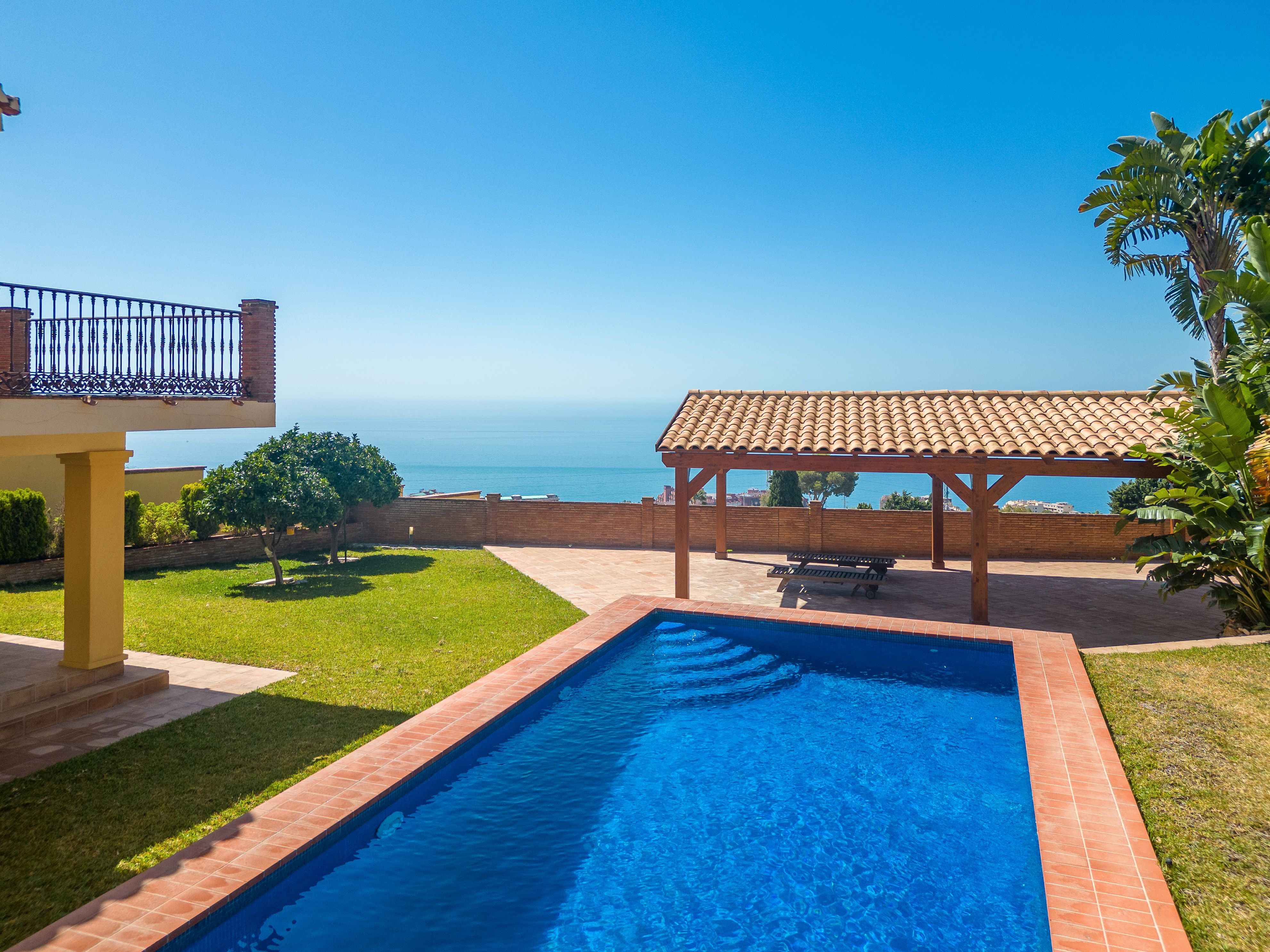 Swimming pool of House or chalet for sale in Benalmádena  with Air Conditioner, Heating and Private garden