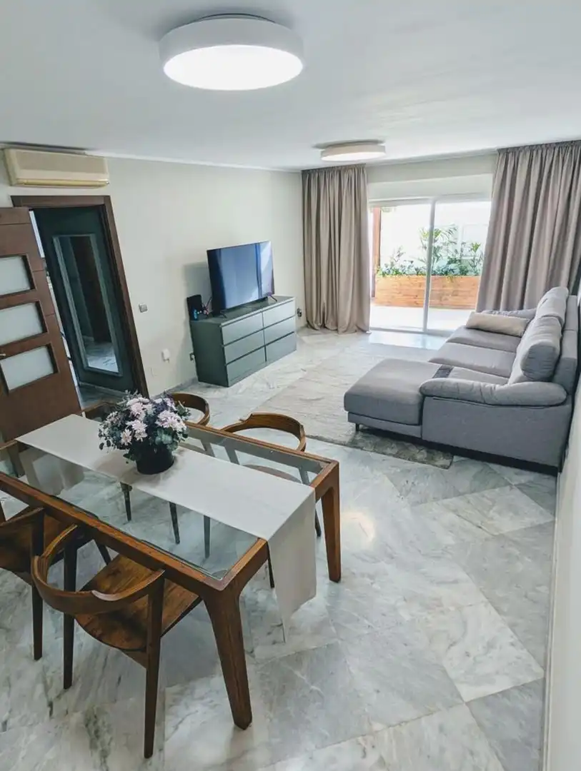 Sala d'estar de Casa adosada de lloguer en Marbella amb Aire condicionat, Terrassa i Moblat