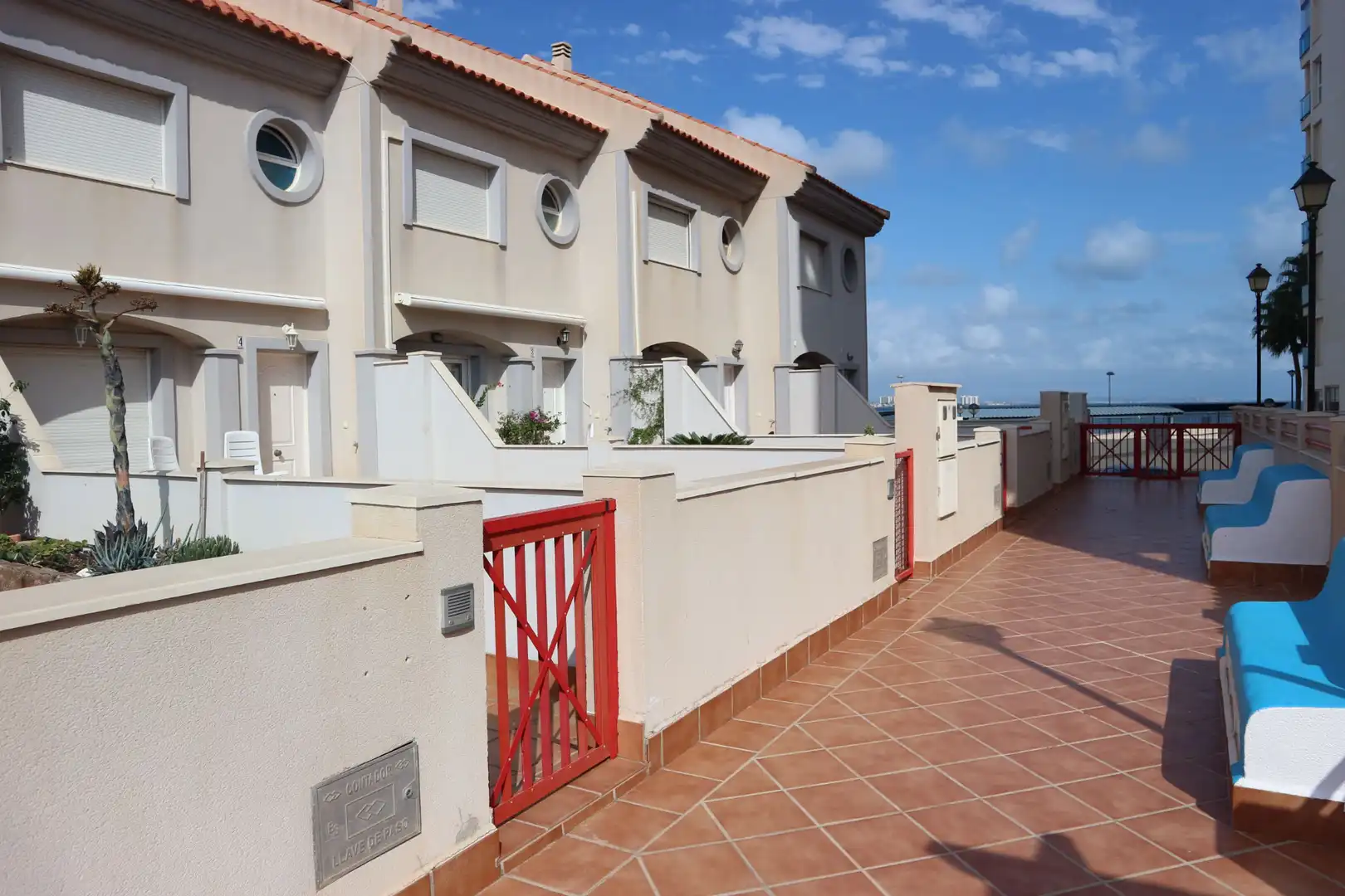 Vista exterior de Casa adosada en venta en La Manga del Mar Menor con Aire acondicionado, Calefacción y Terraza