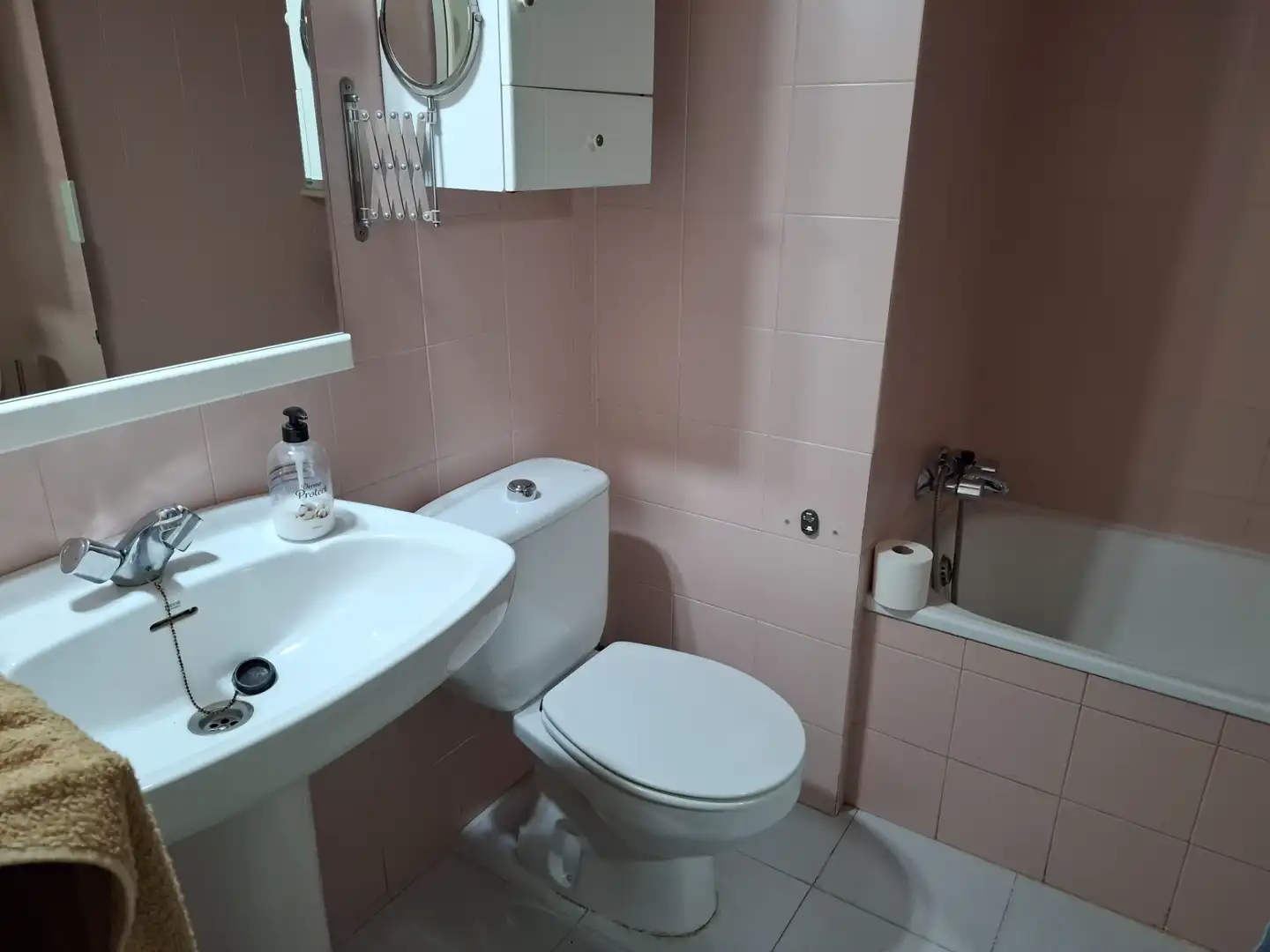 Bathroom of Flat for sale in Sevilla  with Air Conditioner, Terrace and Storage room