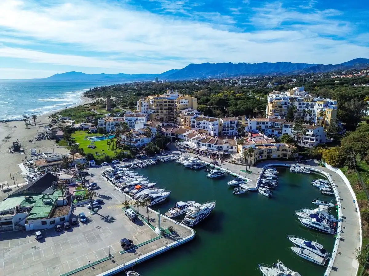Vista exterior de Casa adosada de lloguer en Marbella amb Piscina comunitària