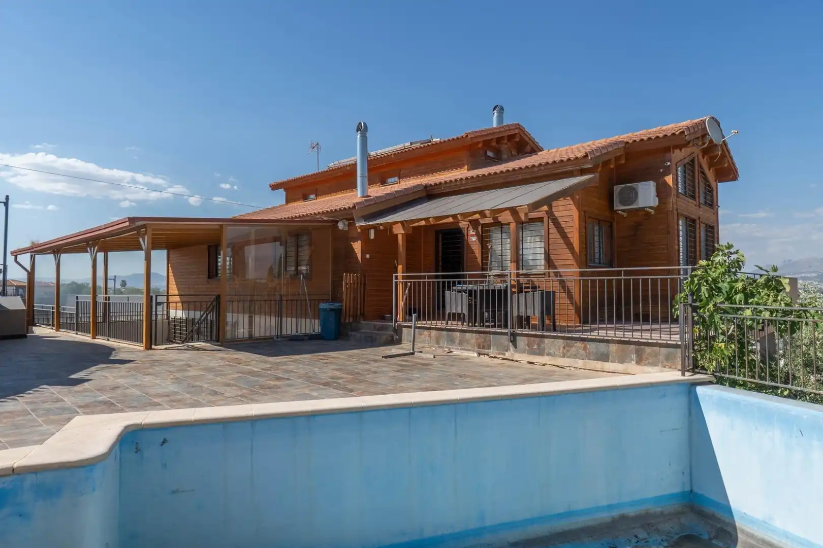 Vista exterior de Casa o chalet en venta en Cúllar Vega con Aire acondicionado, Calefacción y Terraza