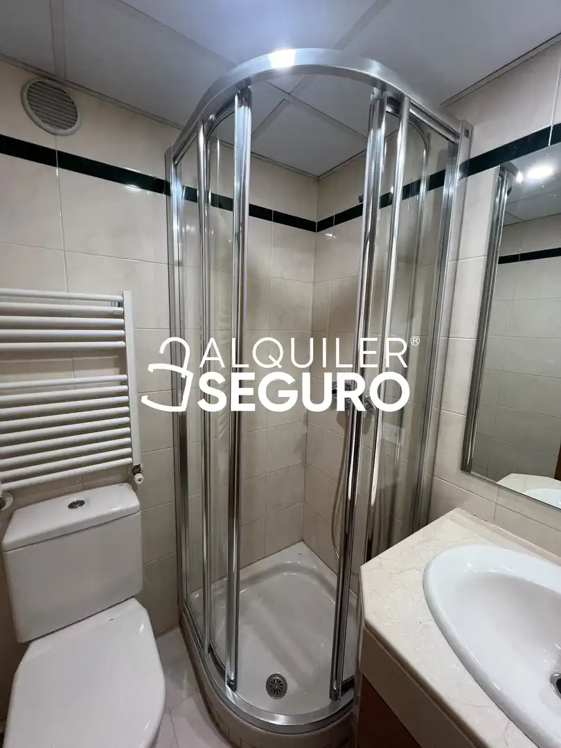 Bany de Pis de lloguer en Madrid amb Aire condicionat, Calefacció i Traster