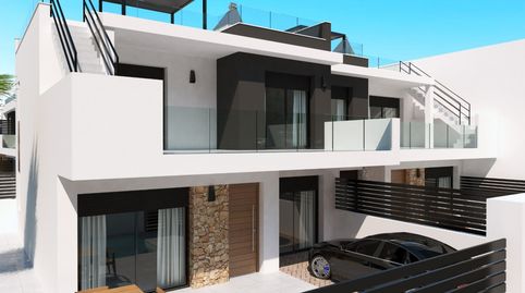 Aproveche la oportunidad de crear la casa de sus sueños en el pintoresco entorno de Los Montesinos, Alicante. Este terreno privile