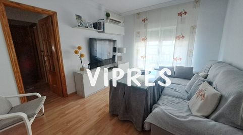 Bonito piso en Sierra de Fuentes, totalmente reformado. La vivienda consta de tres habitaciones , un baño completo con plato con p