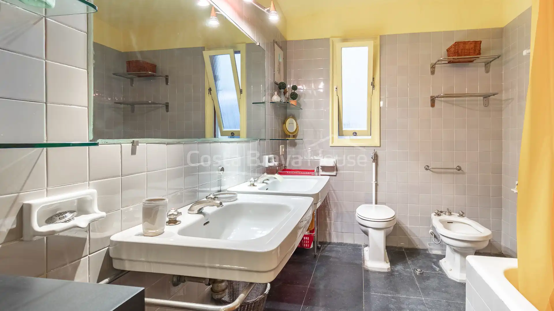 Badezimmer von Wohnungen zum Verkauf in Begur mit Terrasse, Schwimmbad und Ofen
