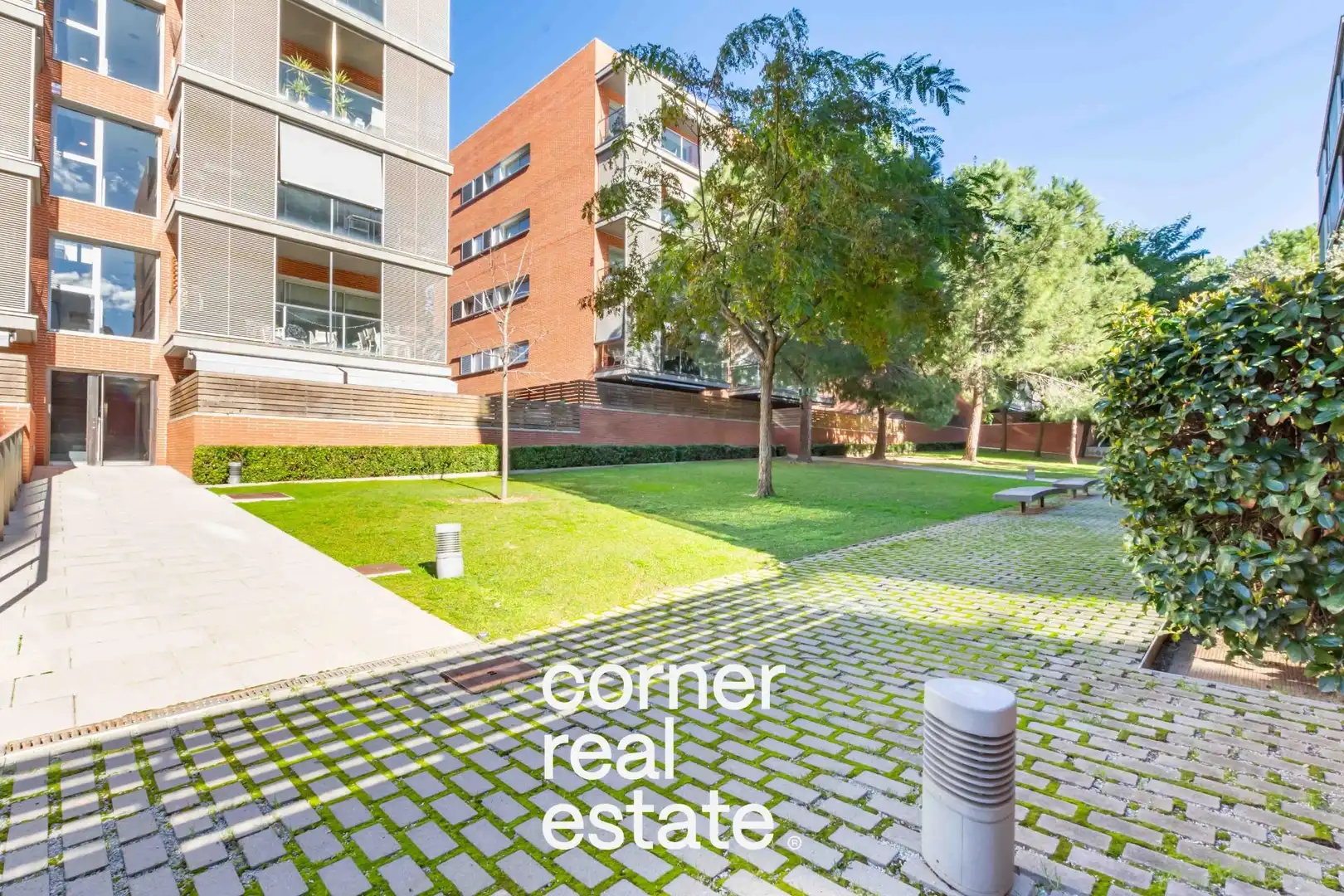 Exterior view of Flat for sale in Sant Cugat del Vallès  with Air Conditioner, Heating and Parquet flooring