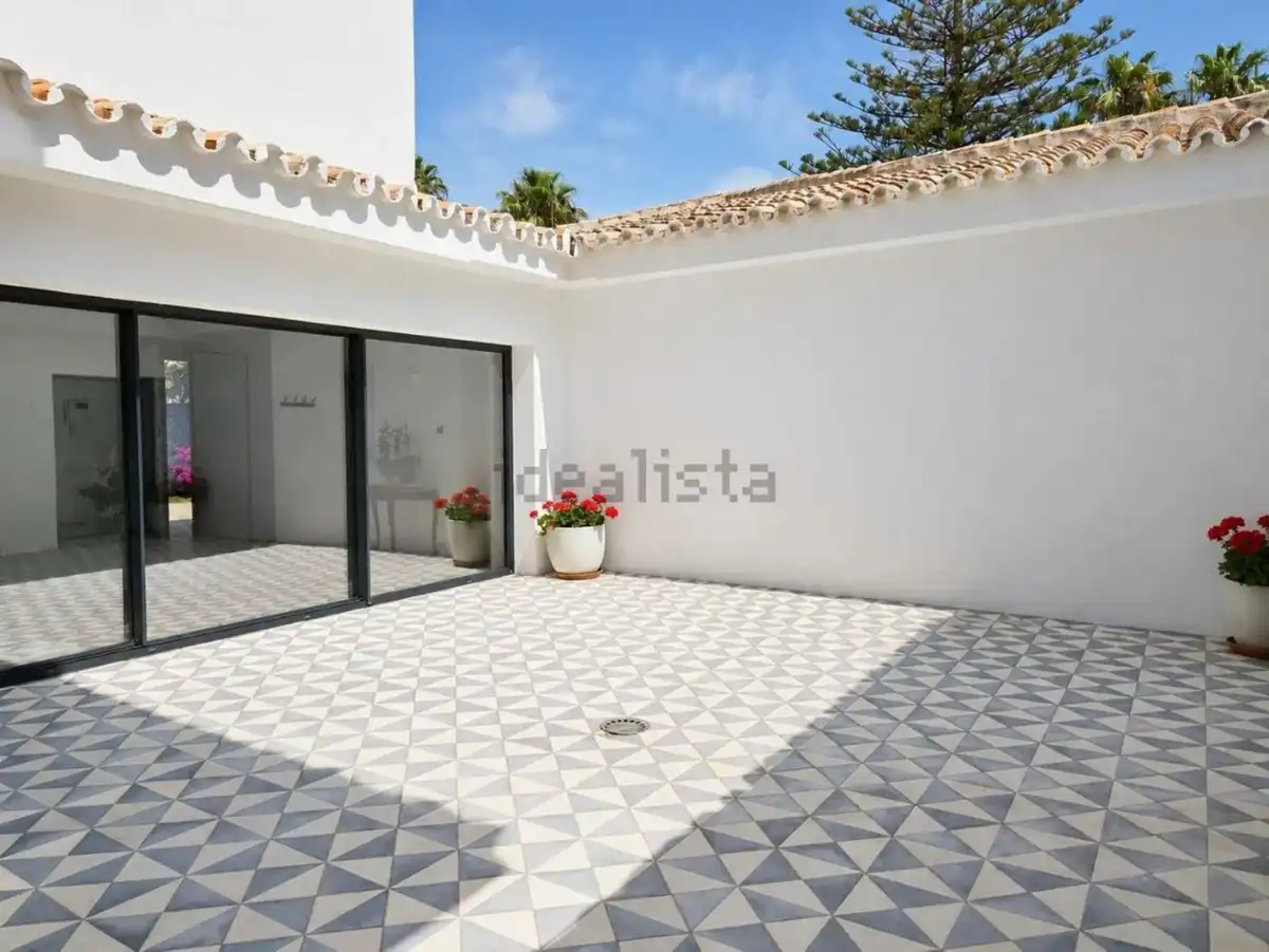 Vista exterior de Casa o xalet de lloguer en Estepona amb Aire condicionat, Jardí privat i Terrassa
